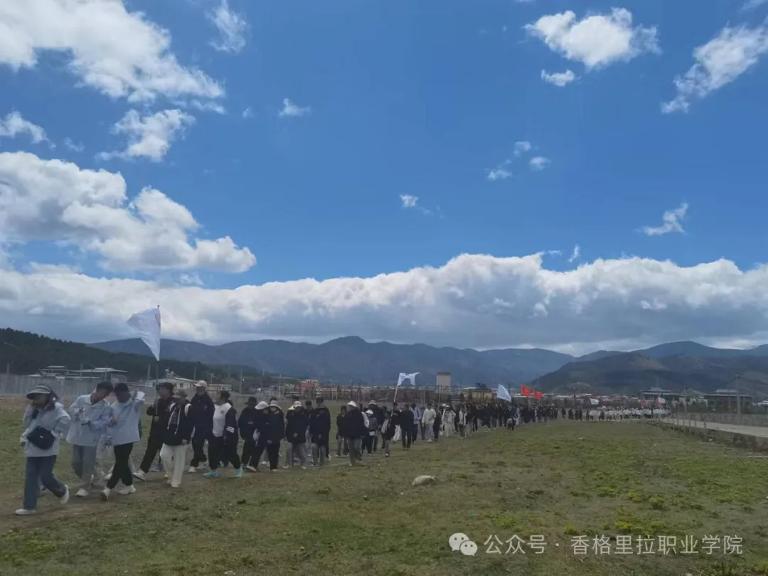汗水“淬”青春,军训“磨”心志——学院(校)2023级学生军训纪实(图8) 汗水“淬”青春,军训“磨”心志——学院(校)2023级学生军训纪实(图8)